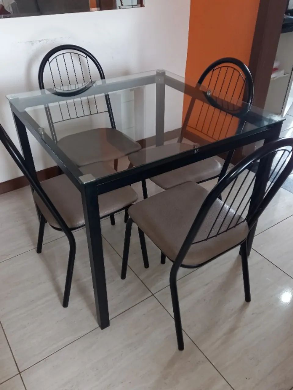 Mesa de jantar de vidro com 4 cadeiras