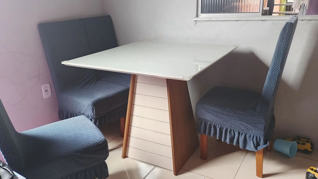 VENDO MESA COM 4 CADEIRAS - Foto 2