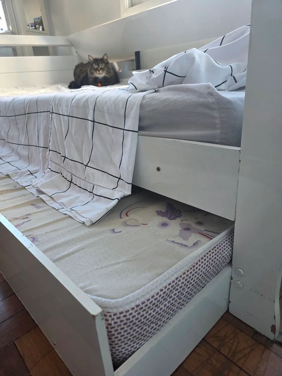 Sofá Cama na cor branca com dois colchões pronto para uso - Foto 3