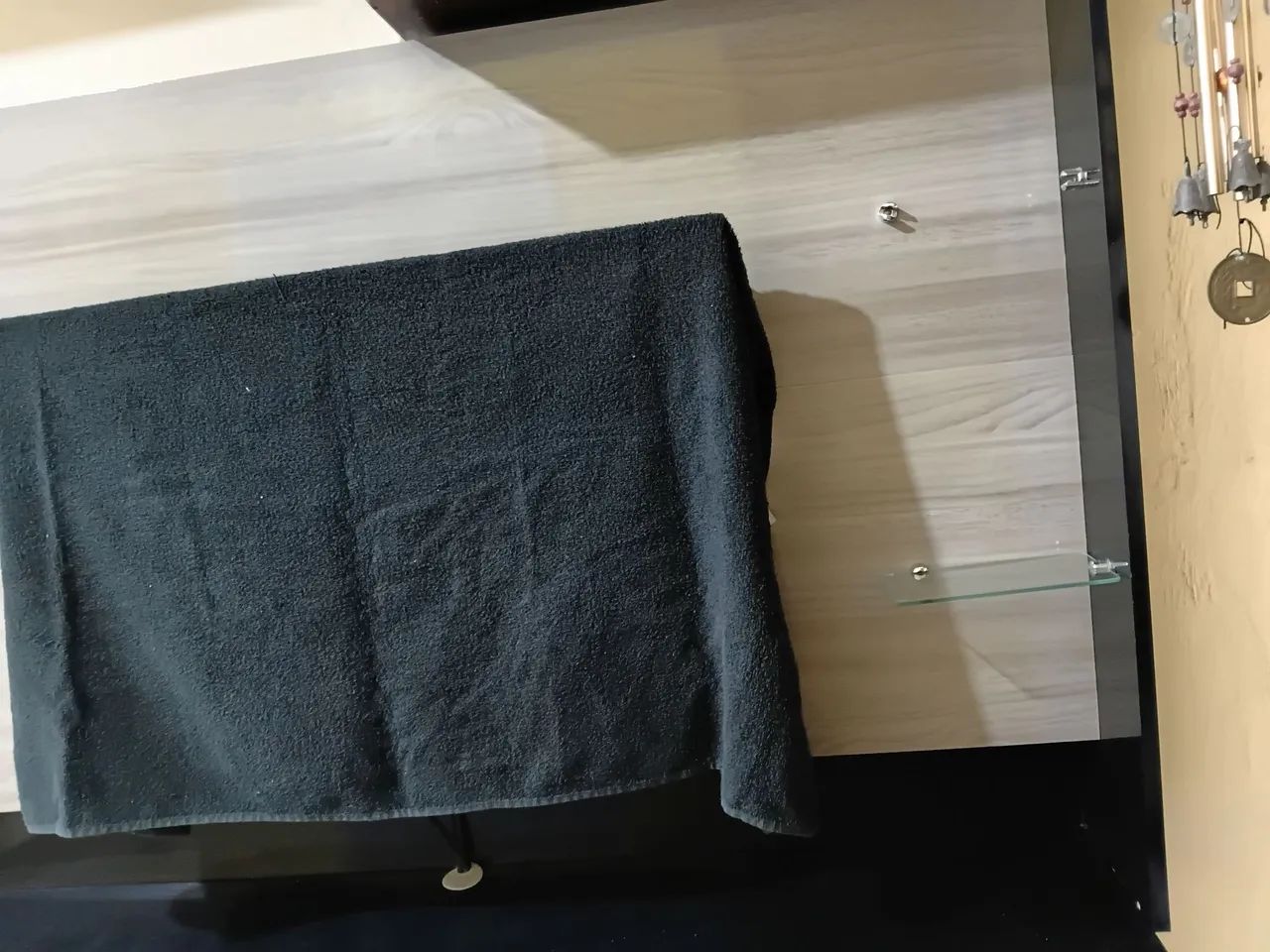 Painel para TV de a partir de 32 polegadas,com pratileirinha de vidro e bancada. - Foto 3