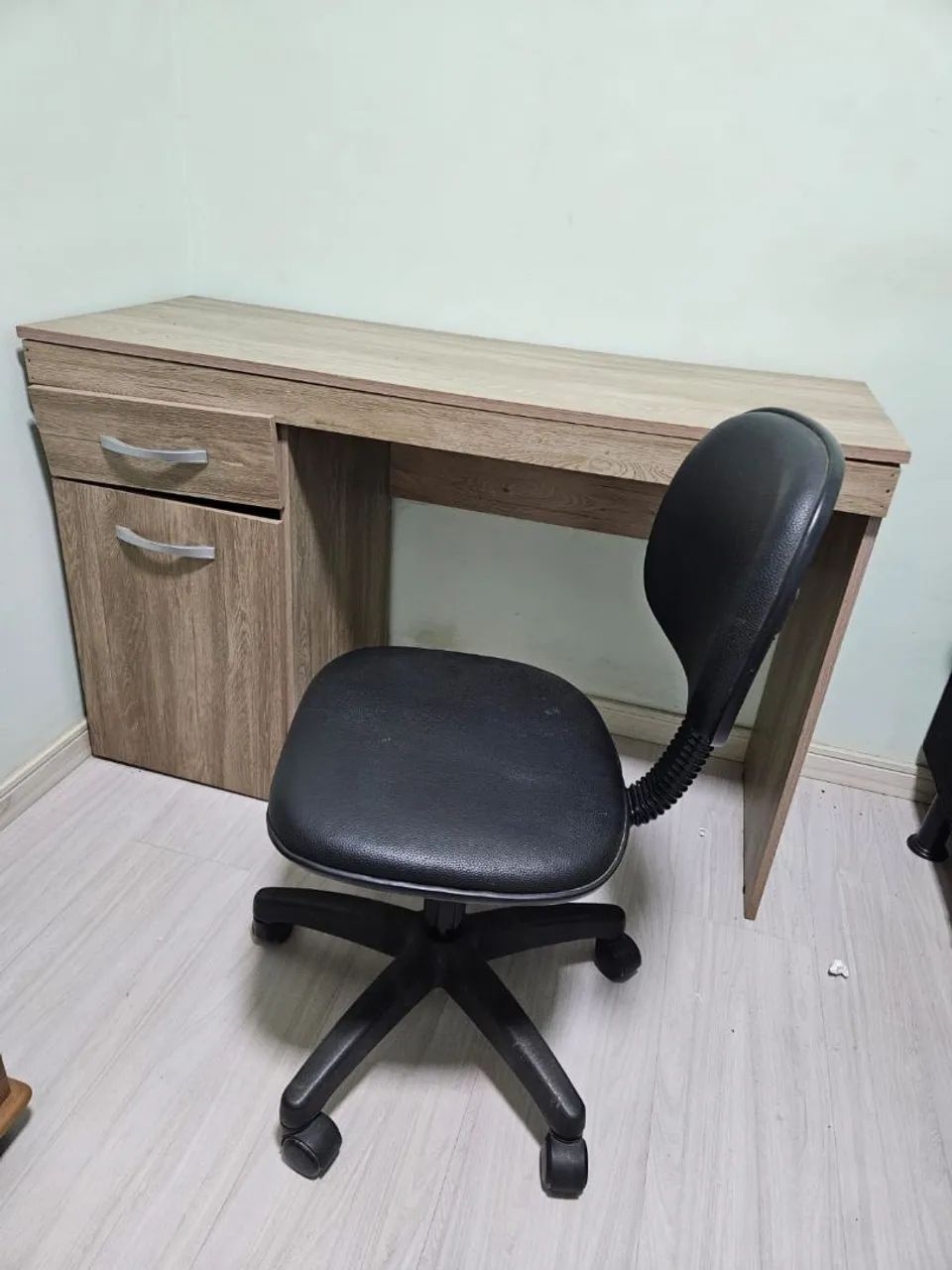 Mesa de escrivaninha e cadeira