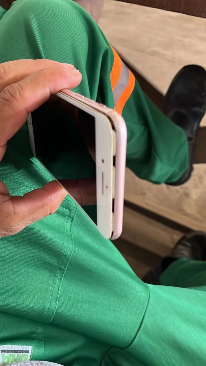 iPhone 7plus tela original só a bateria que perecida troca - Foto 3