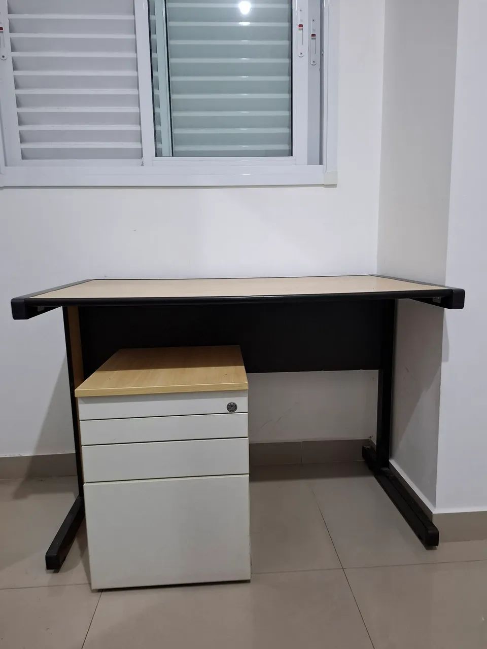 Mesa de trabalho e gaveteiro