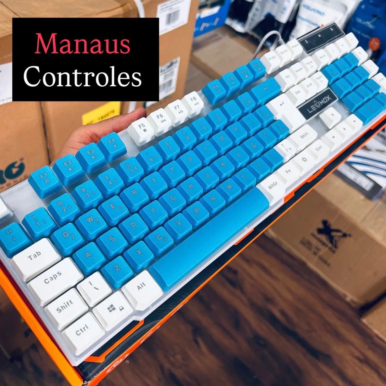 Teclado gamer branco com azul
