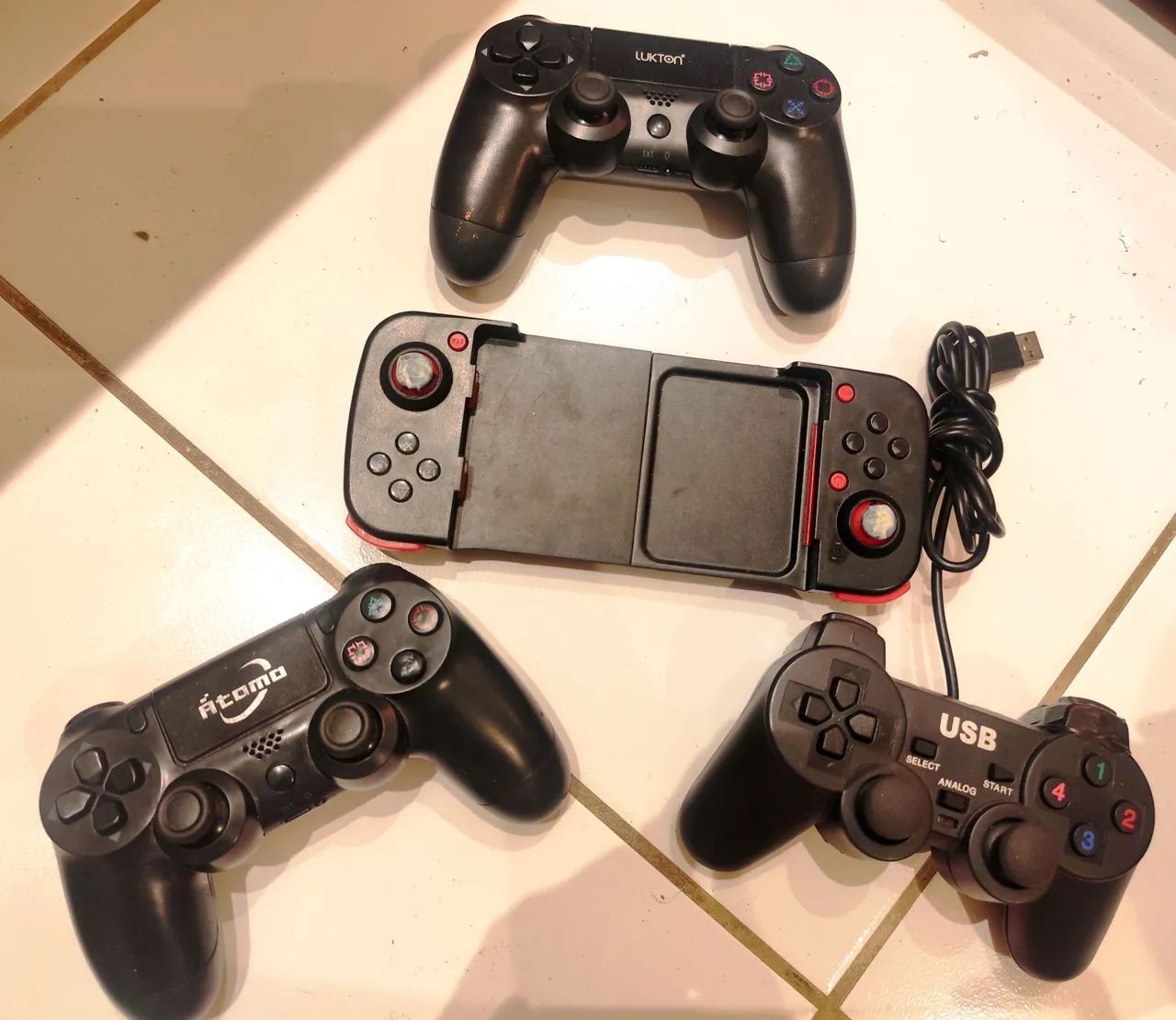Controles 2 de Playstation 4, 1 USB e um gamepad 