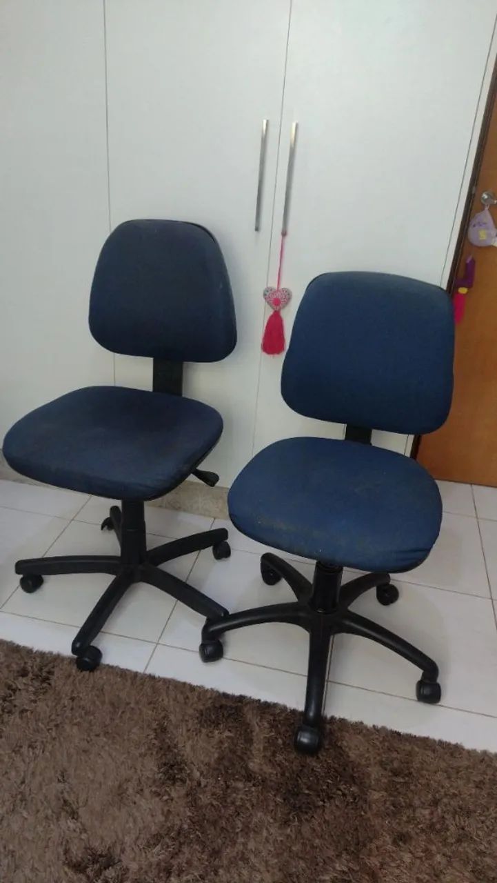 Duas Cadeiras de Escritório com Rodinhas
