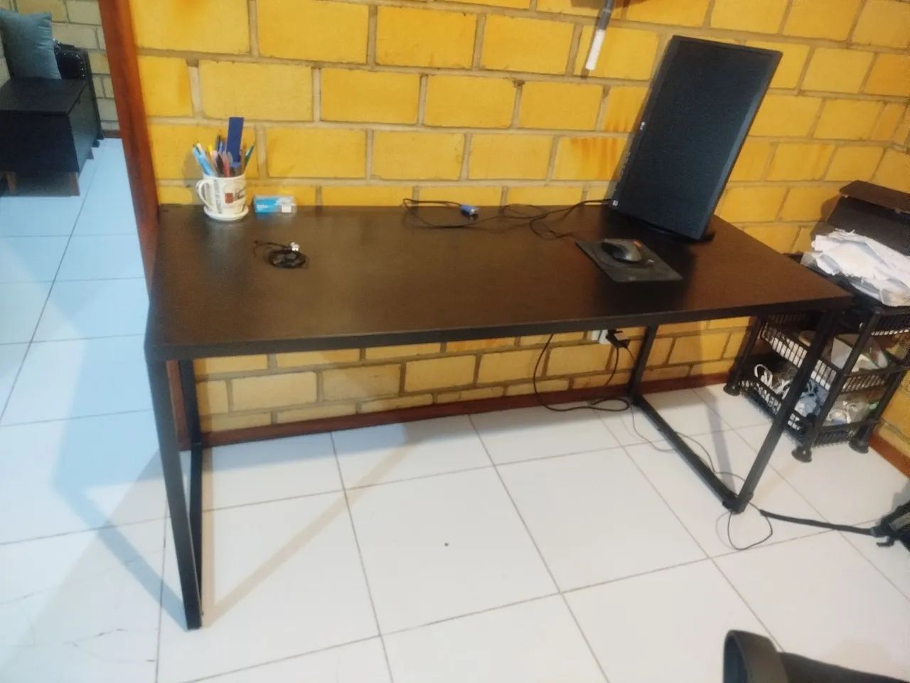 Industrial-style desk. R$ 220. Negotiable.