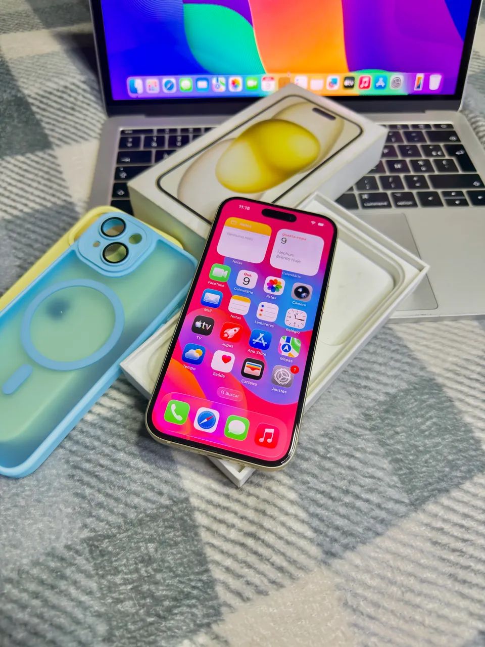 iPhone 15 256gb amarelo! Semi novo! 