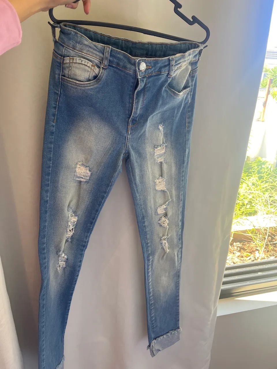 Calça jeans cintura baixa.