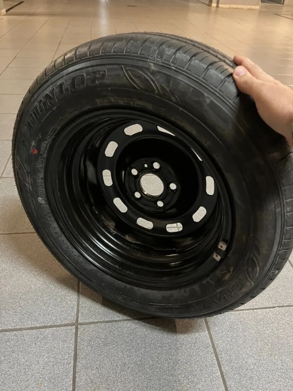 Roda + Pneu Volkswagen aro 14 original utilizada uma única vez
