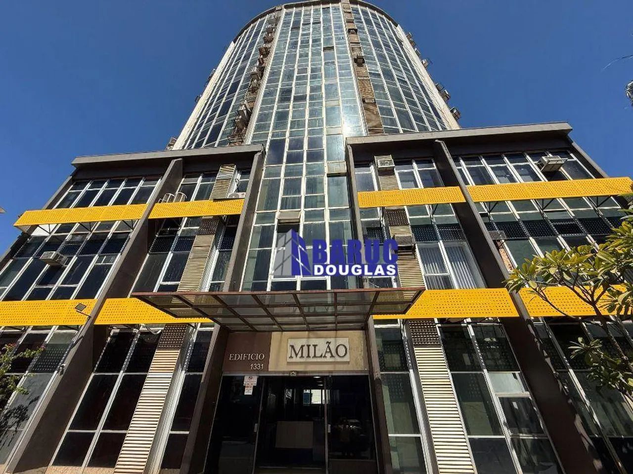 Vende-se duas salas juntas com mais de 100m2 no Centro comercial Edf. Milão, com muita seg