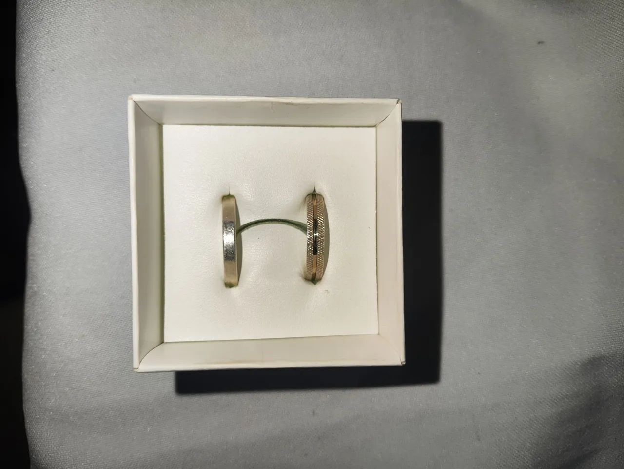 ALIANCA EM PRATA QUADRADA 3MM E UMA EM PRATA QUADRADA RUTILADA C FILETE OURO 18K 4MM - Foto 2