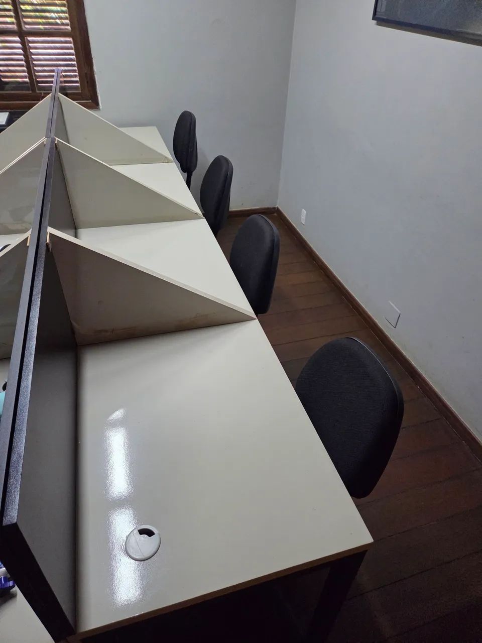 Mesa de Escritório (02 lugares) - com tomada embutida - Foto 2