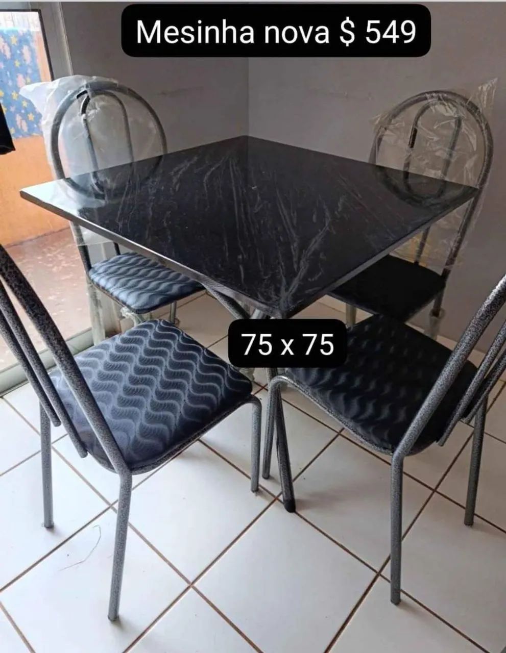 Mesa 75 x75 com 4 cadeiras 