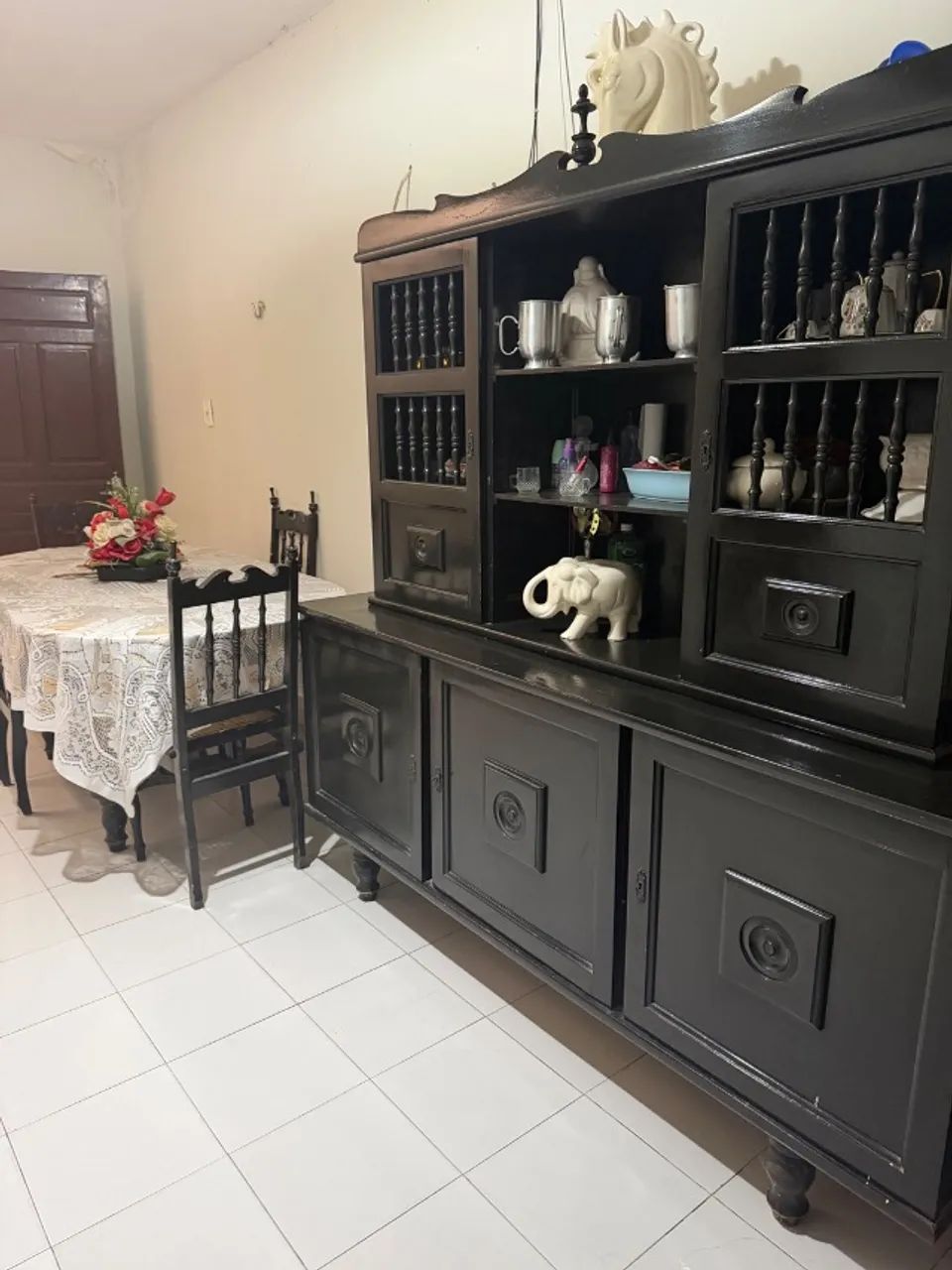 Arca e mesa de jantar com 4 cadeiras