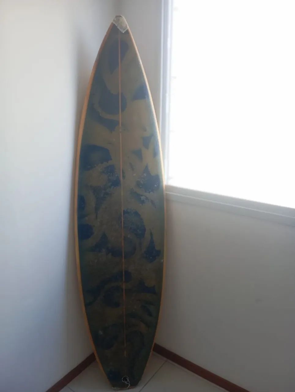Prancha de Surf Usada com Design Único - Ótima Oportunidade!
