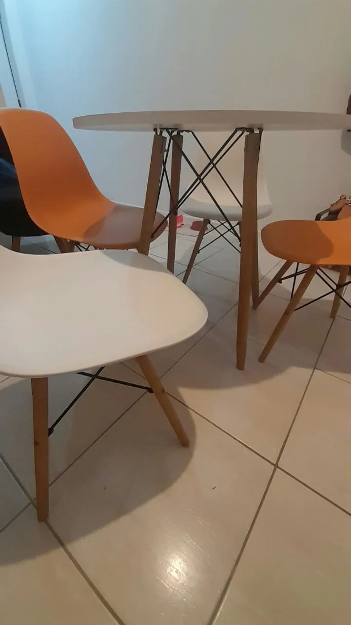 Conjunto Mesa Eiffel e 4 cadeiras - Foto 3