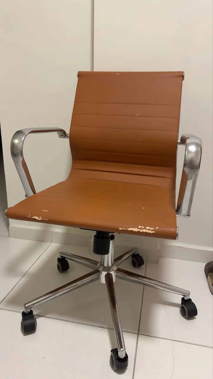 Cadeira Presidente Eames em Alumínio - Base Cromada | Ótimo Estado - Foto 3