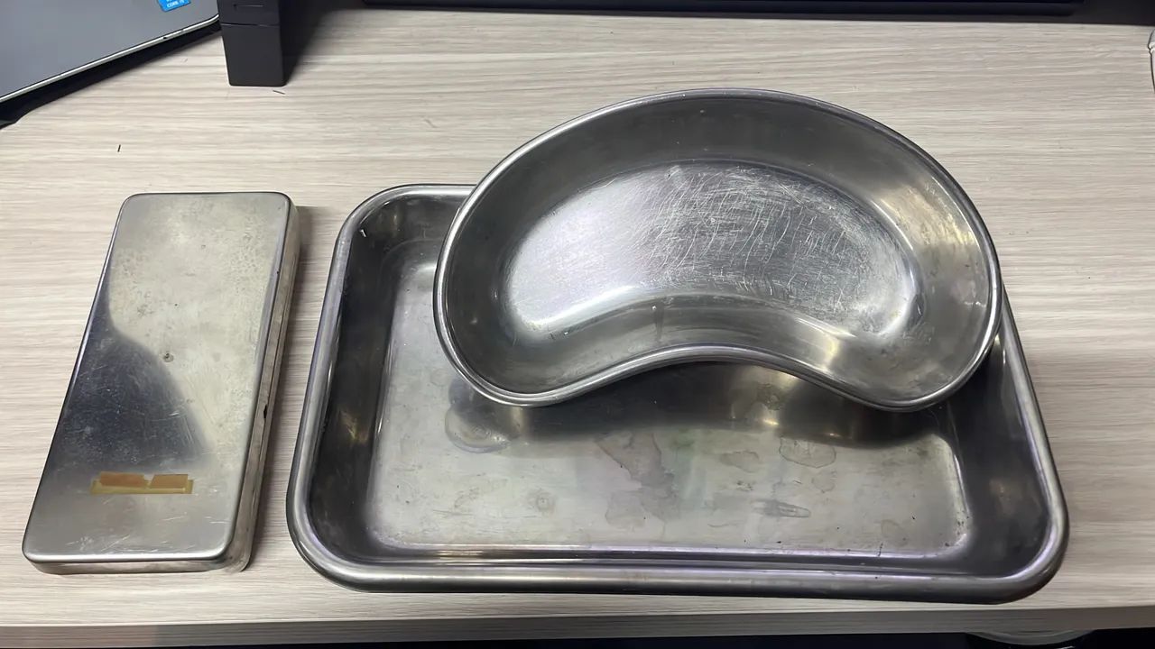 Bandeja de inox retangular e feijão para clínica veterinária 