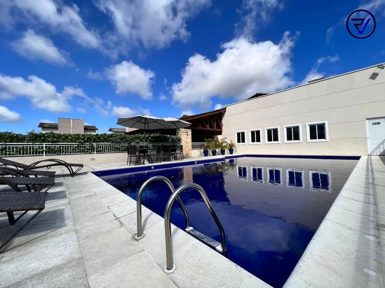 CASA AMPLA COM 4 QUARTOS, 3 SUITES E DECK