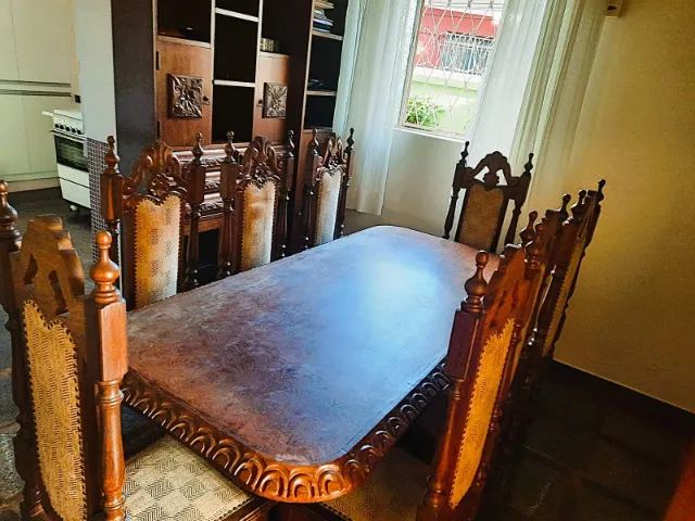 Mesa de jantar em madeira maciça