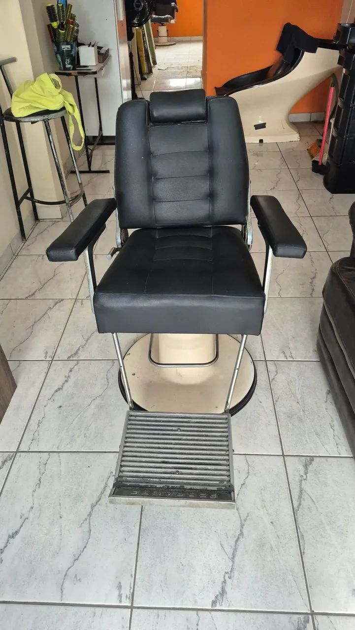 Vendo cadeira de barbeiro  - Foto 2