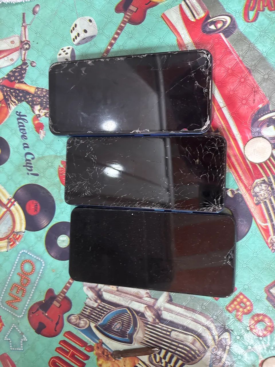 3 aparelhos celulares
