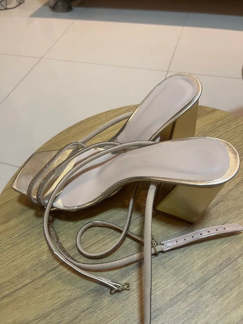 Sandália dourada c/ pedrarias - Foto 5