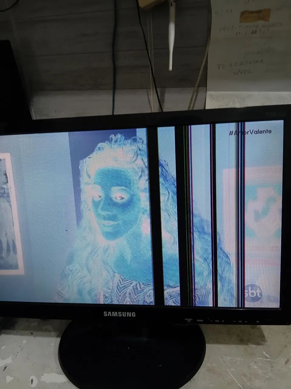 Tv Samsung de 20 polegadas com defeito na tela. Pra quem conserta. 