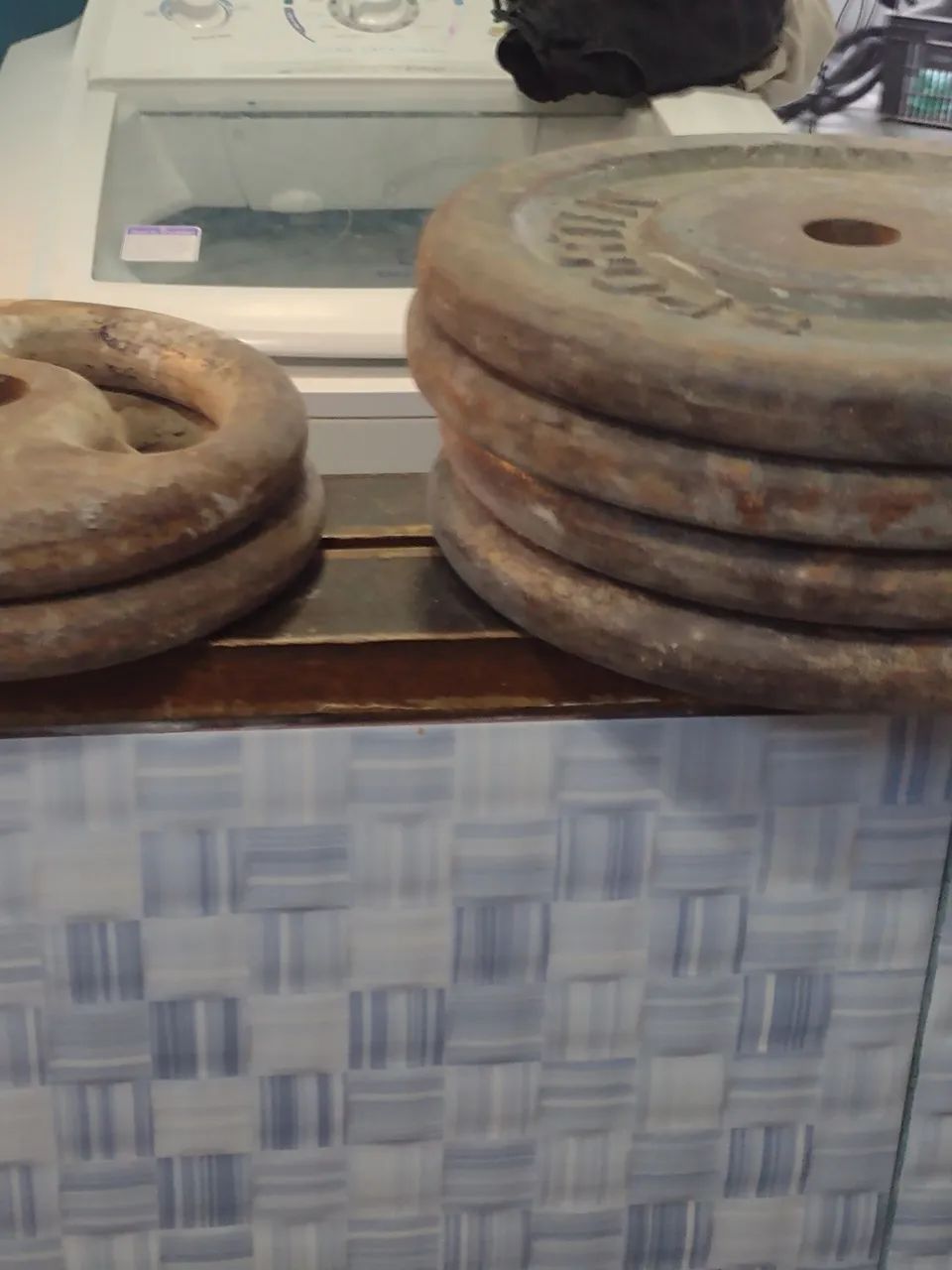 Anilhas de academia 50 kg já vai com uma barra w de brinde  - Foto 3
