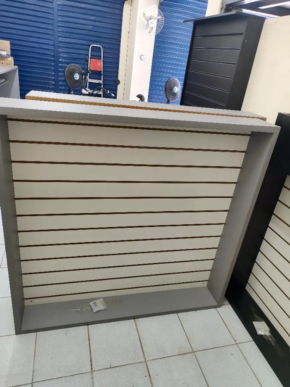Conjunot de Painel Canaletado para Loja de Celular + Estante - Oportunidade - Foto 2