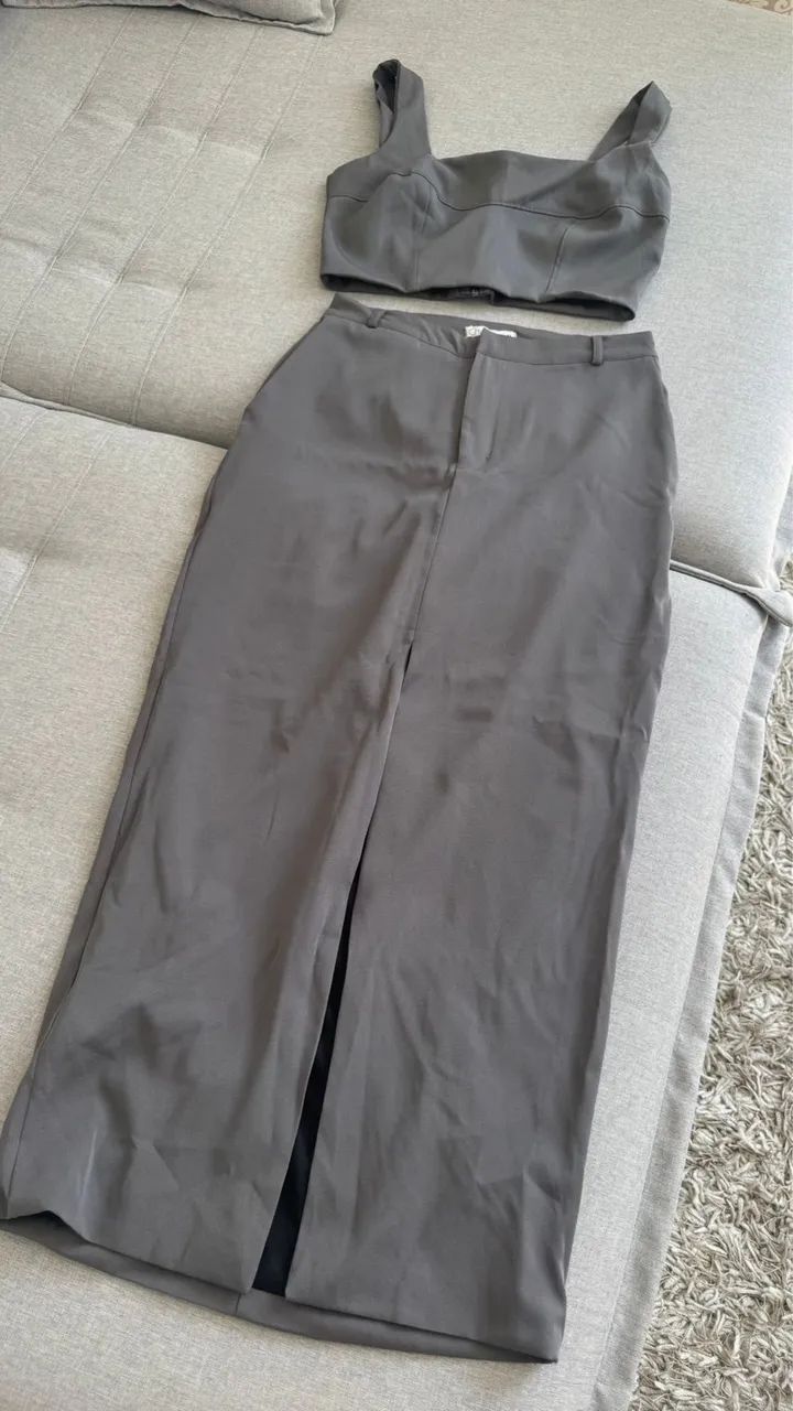 Conjunto saia e cropped cinza 