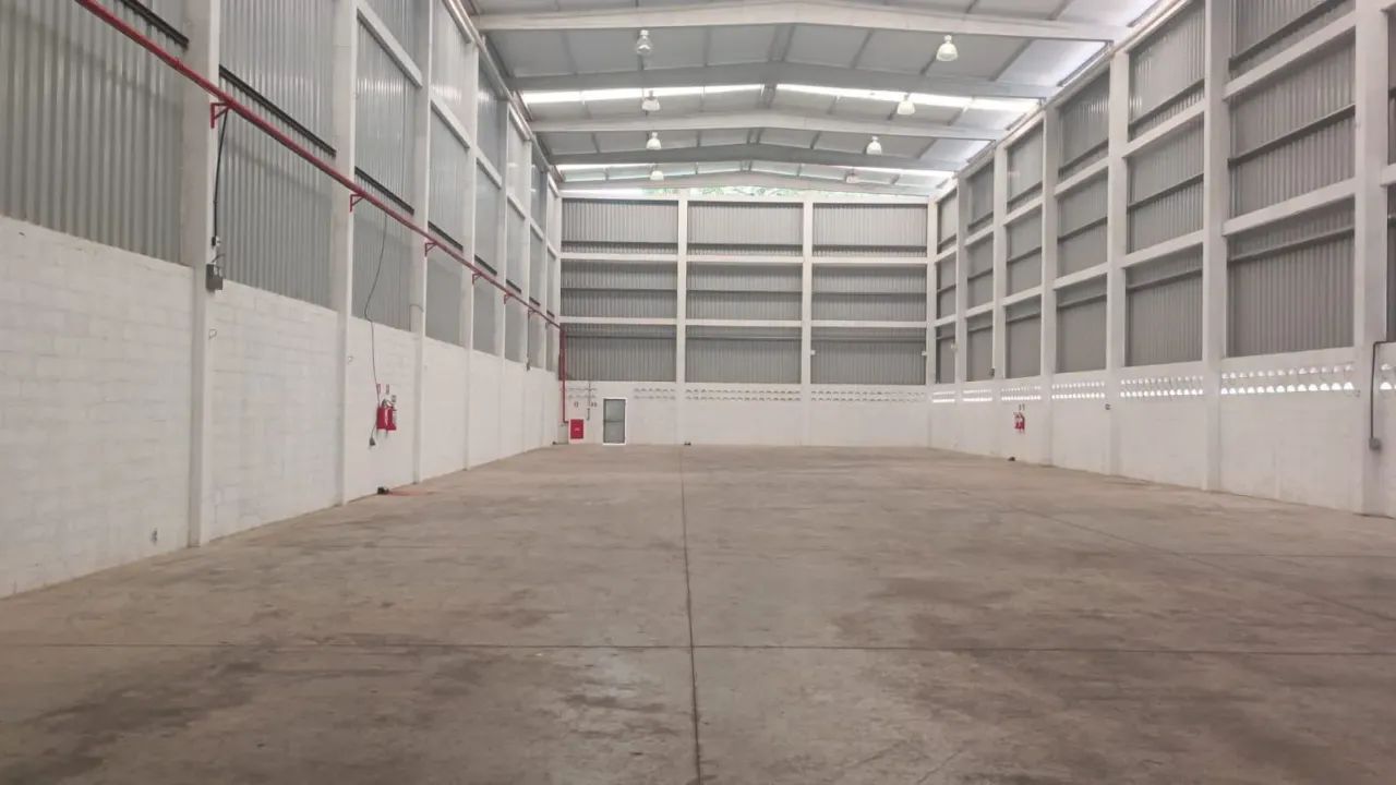 Galpão com 850 a 1700 m2, pé direito 12,5 m, mezanino, 3 docas e piso industrial, próximo  - Foto 2