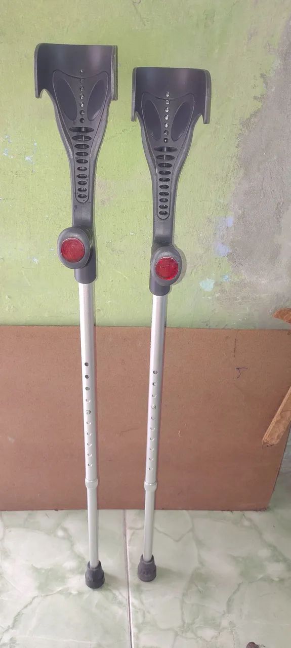 Vendo par de muletas ajustável  - Foto 2