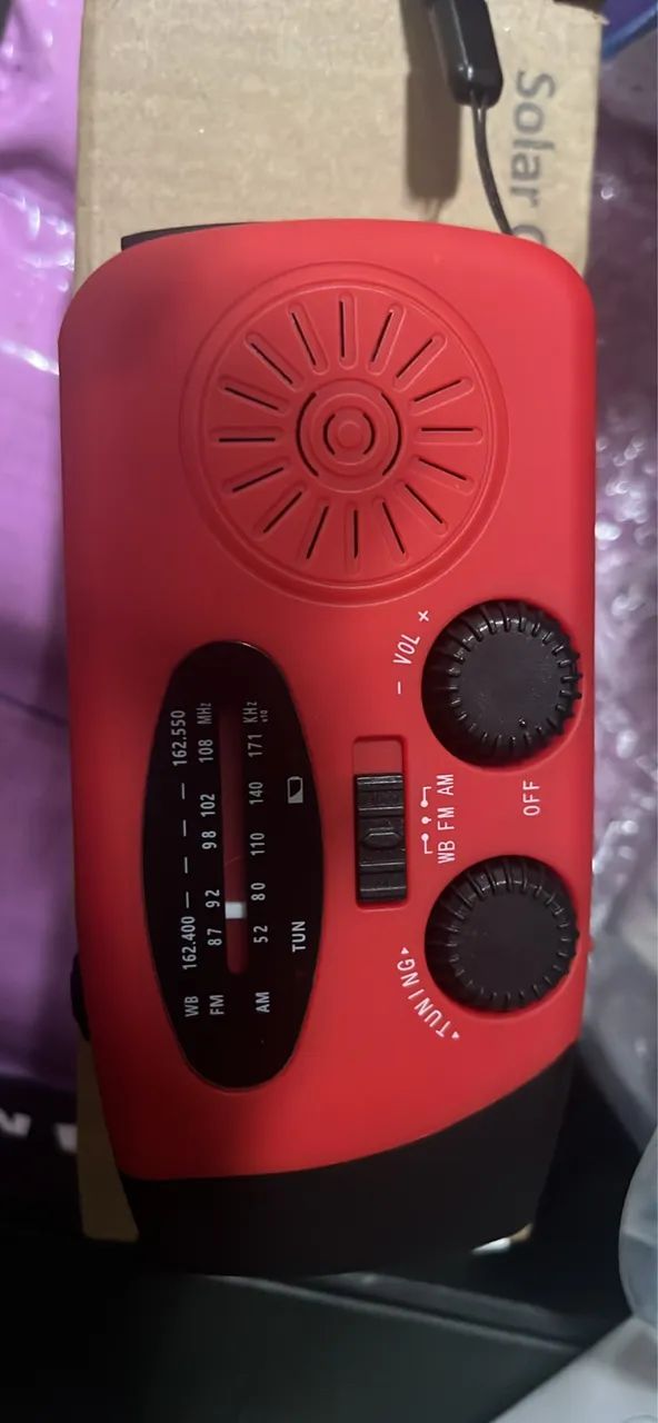 Rádio Portátil de Emergência com Lanterna e Carregamento Manual