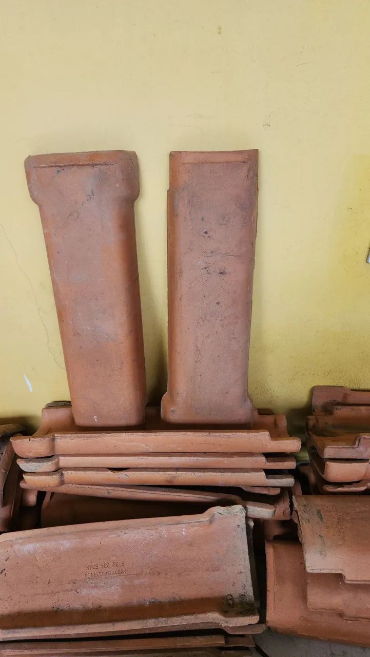 Telha de barro usada (oitenta centavos)
