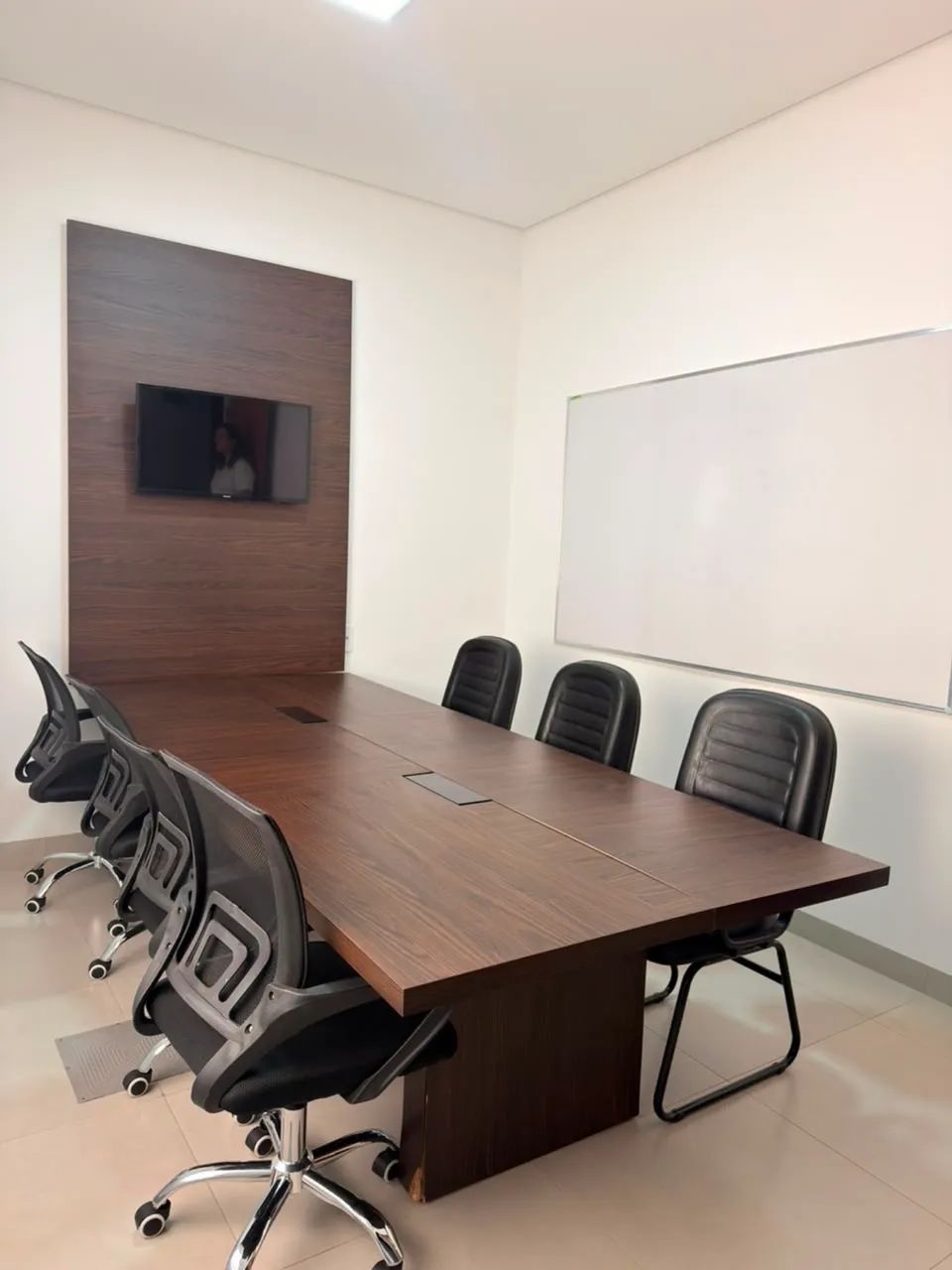 Mesa de reunião com cadeiras e painel - Foto 3