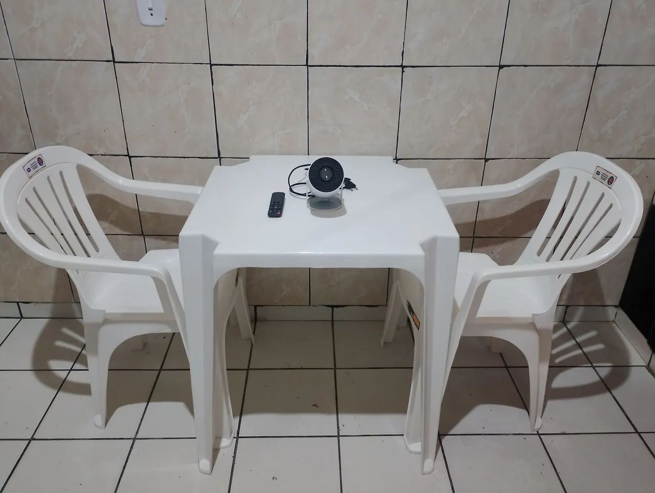 Mesa com 2 cadeiras mais Projetor HY-300 