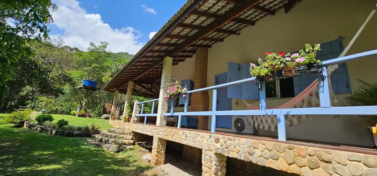 Chácara nas Pedrinhas com rio fundos - Foto 2