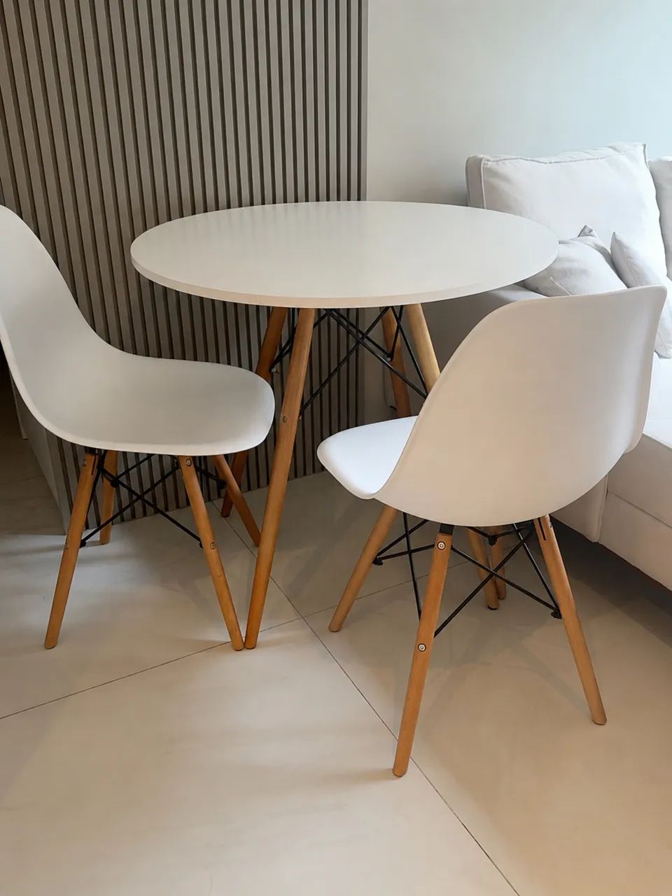Mesa semi nova com duas cadeiras