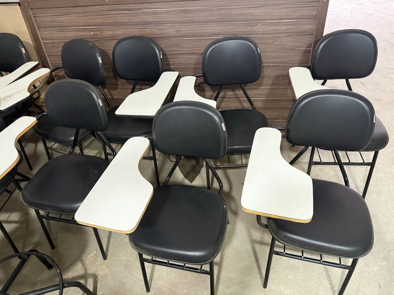 13 Cadeiras acolchoadas secretária fixa com prancheta 