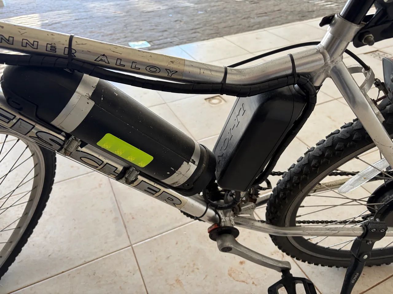 Bicicleta elétrica 350 W alumínio com 18 marchas usada - Foto 5