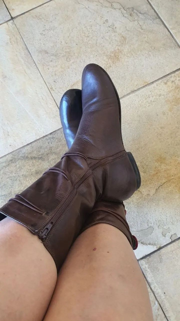 Bota em couro marron com botões vermelhos - Foto 3