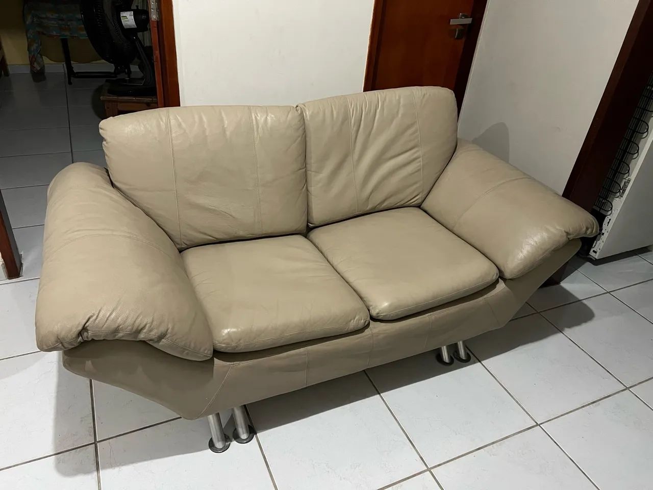 Sofá em couro 2 lugares com mesinha lateral  - Foto 2
