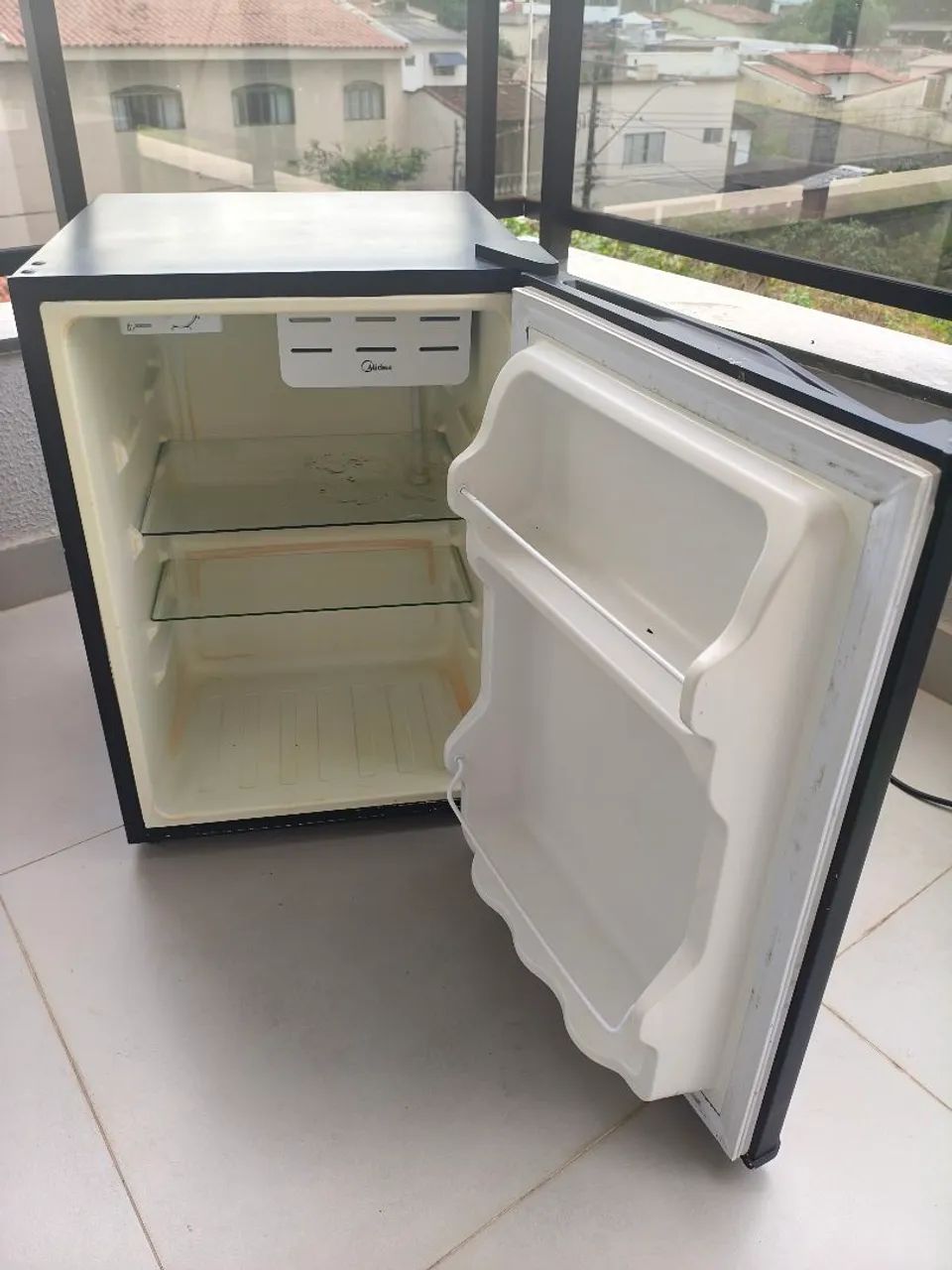 Frigobar Midea 67 litros 110v preto - Foto 4