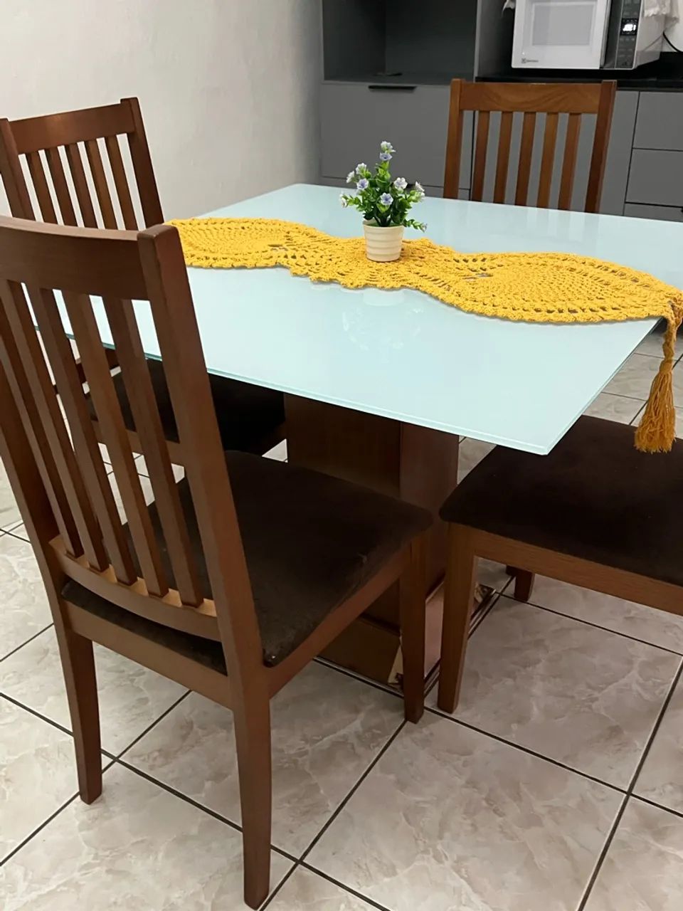 Mesa com cadeiras de madeira - Foto 2