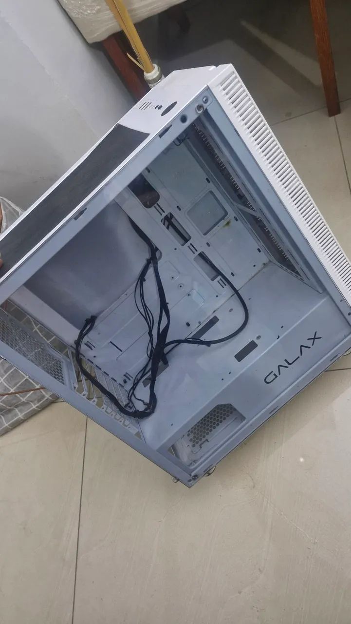 gabinete com rgb e lateral de vidro