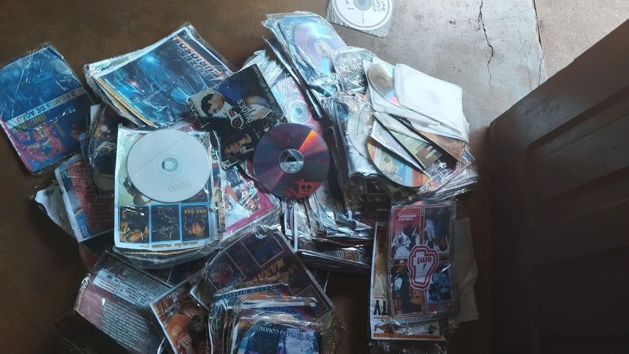 DVDS antigos para doação pra quem faz artesanato 