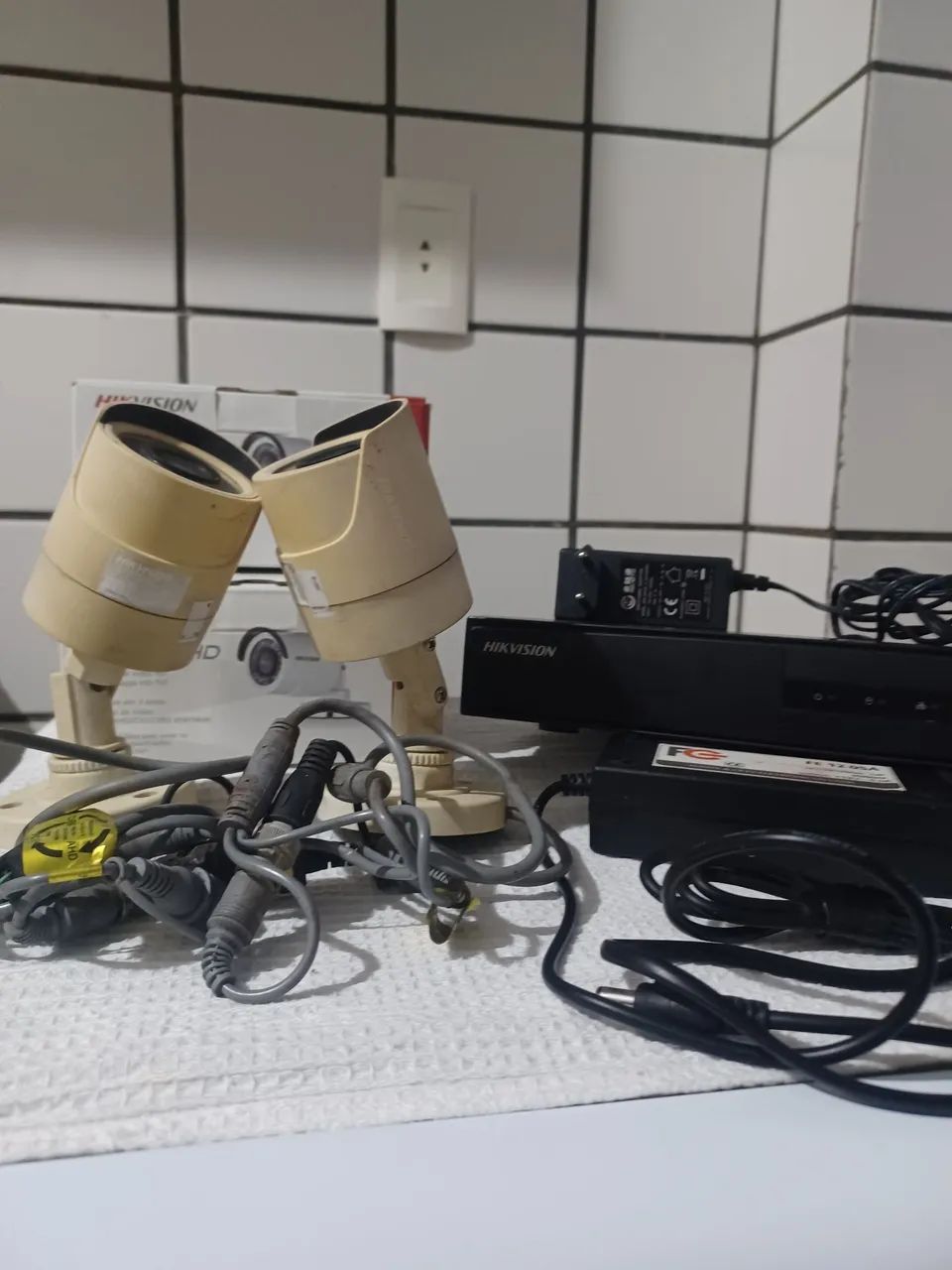 Kit CÂMERA de HILKVISION DVR 4 canais + 2 câmeras funcionando  - Foto 2