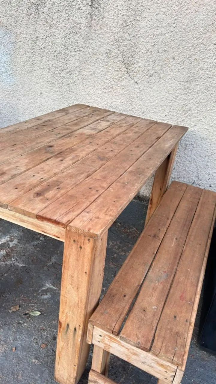 Mesa de Madeira Maciça com Bancos - Rústica e Resistente muito boa bem reforçado